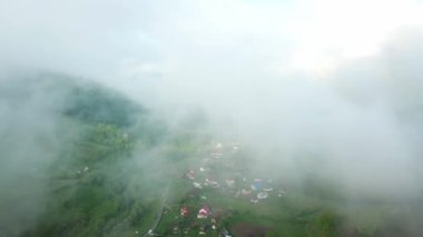 Dağlarda bulutlarda uçmak, dağlarda sabah bulutları, dağlarda sabah sisi, gün doğumunda gökyüzü ve bulutların üstünde hava manzarası, Karpatya 'da dağlarda görkemli bulutlar.