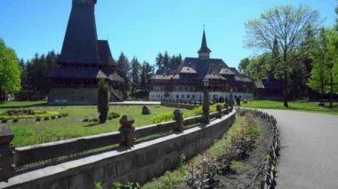 Dünyanın en yüksek ahşap kilisesi, Sapanta-Peri Manastırı 'nın havadan görünüşü, Bucovina Romanya, tahta kilise Unesco dünya mirası alanı, dini sembol, eski ahşap kilise ve bahçeler.
