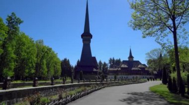 Dünyanın en yüksek ahşap kilisesi, Sapanta-Peri Manastırı 'nın havadan görünüşü, Bucovina Romanya, tahta kilise Unesco dünya mirası alanı, dini sembol, eski ahşap kilise ve bahçeler.
