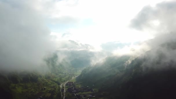 Voo Nas Nuvens Nas Montanhas Nuvens Matinais Nas Montanhas Aéreas — Vídeo de Stock