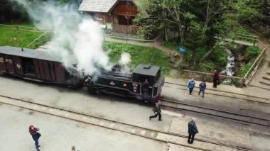 Romanya 'daki eski buharlı lokomotifin hava manzarası, buharlı dar gösterge treni, dar göstergeli demiryolu