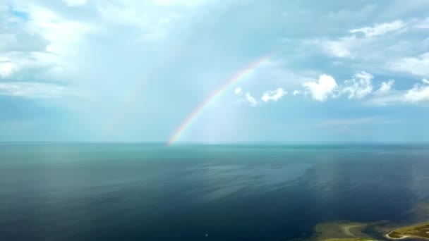 海の上の虹の空中ビュー 海と島の上の虹の空中ビュー 虹とDzharylgach島の空中ビュー 島と虹の湖の空中ビュー — ストック動画