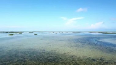 Karadeniz 'deki küçük adalar üzerinde uçmak, sığ deniz ve birçok adanın havadan görünüşü