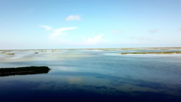 survol de petites îles sur la mer Noire, vue aérienne sur la mer peu profonde et de nombreuses îles 