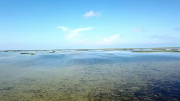 survol de petites îles sur la mer Noire, vue aérienne sur la mer peu profonde et de nombreuses îles 