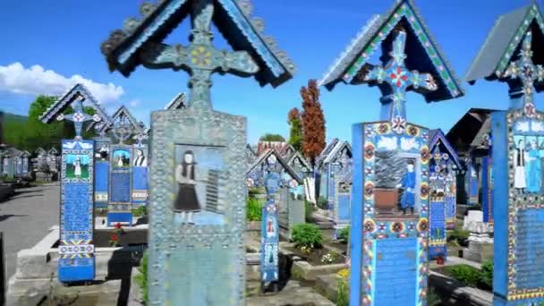 God Kyrkogård Maramures Rumänien Dekorerade Gravstenar Merry Cemetery Sapanta Maramures — Stockvideo