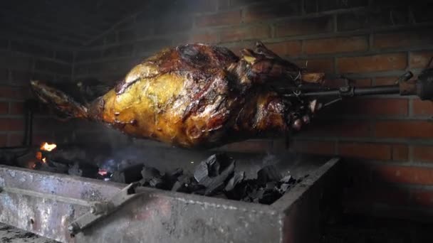 羊的肉在吐出的火上烤着 羊在吐出的火上烤着 羊圈在吐出的火上烤着 — 图库视频影像
