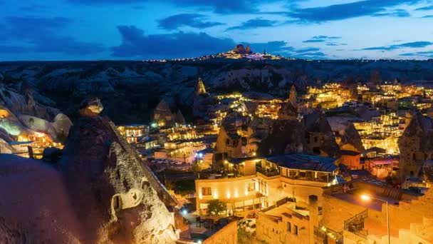 在Greme的夜晚时间流逝 土耳其古城的夜晚时间流逝 在Cappadocia的黄昏时间流逝 在Cappadocia美丽的Goreme村的黄昏时间流逝 — 图库视频影像