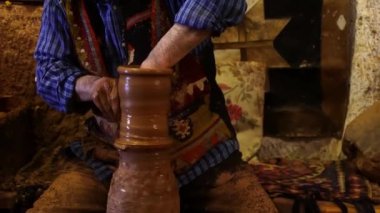 Çömlekçi çarkı, eller çömlekçi çarkında kil tenceresi oluşturur, çömlekçi çarkında tenceresini deneyimli usta yapar, eller çömlek çarkında çalışır, kilden kap şekillendirir, geleneksel ve el yapımı çömlek üretimi, Türk çömlekçiliğini kapatır,