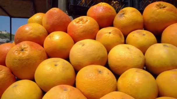 オレンジの果実が閉じ バザールカウンターのオレンジ 新鮮なオレンジ 果物市場でのジューシーな熟したみかん — ストック動画
