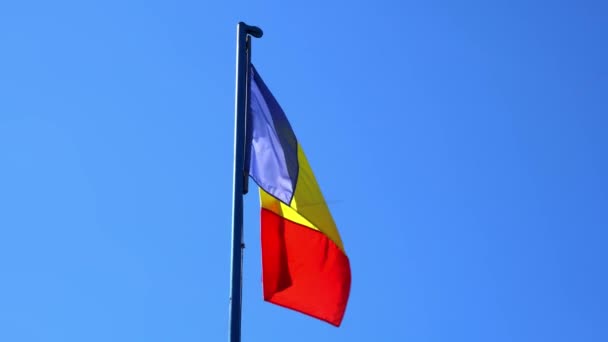 Rumänische Flagge Wind Mit Blauem Himmel Hintergrund Rumänische Flagge Mit — Stockvideo