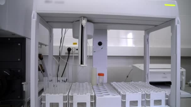 特殊医疗设备分析样品 实验室测量 现代医疗设备分析生物材料 现代医疗检测机器人 分子遗传学研究实验室 — 图库视频影像