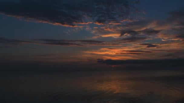 海の上の日の出時間の経過 美しい日の出海 滑らかな海の水と鮮やかなカラフルな雲 海の上の朝の空 日の出の水面の美しい反射 海と空の上の日の出のシルエット時間の経過 — ストック動画