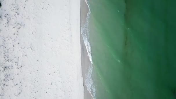 雪の白いビーチと海の波 ビーチと海の波の空中ビュー 海岸に到達する海の波の空中ドローン映像 ターコイズブルーの海の美しい波の空中ドローンビュー — ストック動画