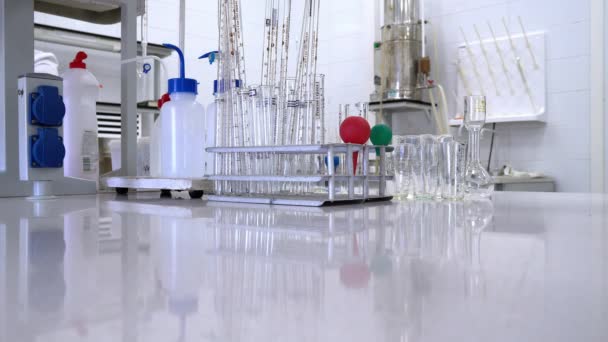 实验室测量设备 实验室研究设备 现代实验室设备 与实验室设备打交道的科学家手 — 图库视频影像