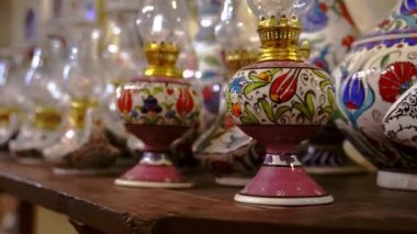 Türk çömlekçiliği, Türk çömlekçiliği, pazardaki Türk çömleği, gaz lambası üzerindeki Türk resmi, Türk boyalı seramikleri, Avanos 'ta turistler için ev yapımı eşyalar