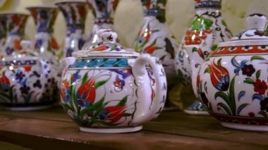 Türk çömlekçiliği, Türk çömlekçiliği, pazardaki Türk çömleği, gaz lambası üzerindeki Türk resmi, Türk boyalı seramikleri, Avanos 'ta turistler için ev yapımı eşyalar