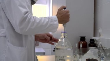 Elinde tıbbi örnek, doktorun elinde aşı elinde ampulü tutan bilim adamı, yeni bir ilaç geliştiren bilim adamı, panzehir şişesini dikkatle inceleyen bilim adamı.