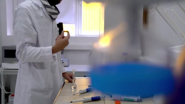Medicinskt Prov Handen Närbild Vaccin Läkarens Hand Vetenskapsman Håller Ampull — Stockvideo