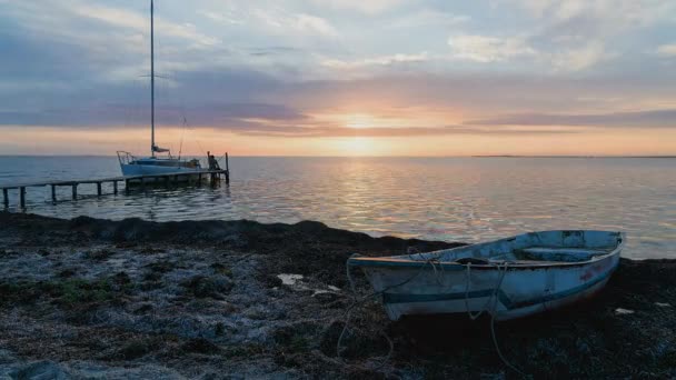 Jacht Pier Bij Zonsondergang Time Lapse Oude Boot Aan Kust — Stockvideo