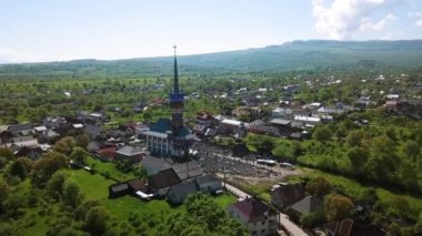 Merry Mezarlığı 'ndaki kilisenin hava manzarası, Romanya' nın Maramures kentindeki Ruhani ve Neşeli Mezar Taşlarıyla Renkli Mezarlar, Mutlu Mezarlıkta süslenmiş mezar taşları.