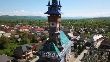 Merry Mezarlığı 'ndaki kilisenin hava manzarası, Romanya' nın Maramures kentindeki Ruhani ve Neşeli Mezar Taşlarıyla Renkli Mezarlar, Mutlu Mezarlıkta süslenmiş mezar taşları.