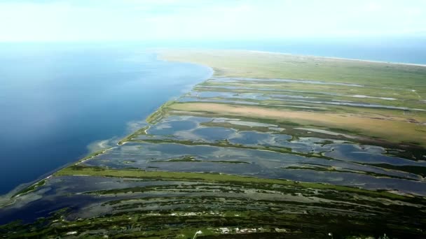 vue aérienne de l'île de Dzharylgach, vue aérienne des lacs près de la mer, vue aérienne des lacs sur l'île 