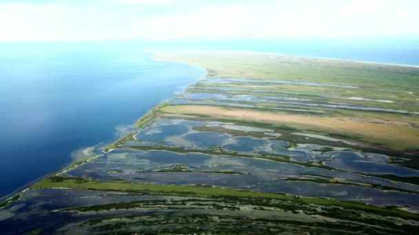 Dzharylgach Adasının Havadan Görünüşü Deniz Kenarındaki Göllerin Havadan Görünüşü Adadaki — Stok video