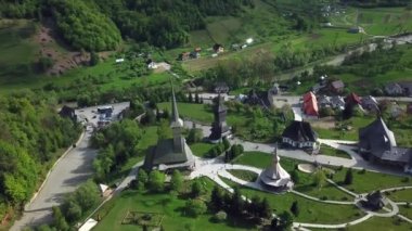 Sapanta-Peri Manastırı, Bucovina Romanya, Unesco Kilisesi dünya mirası sahası, sisli eski ahşap kilise manzarası, dini sembol, eski ahşap kilise ve bahçeler.