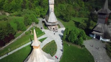 Sapanta-Peri Manastırı, Bucovina Romanya, Unesco Kilisesi dünya mirası sahası, sisli eski ahşap kilise manzarası, dini sembol, eski ahşap kilise ve bahçeler.