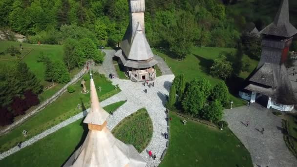 Sapanta Peri修道院 Bucovina罗马尼亚 Wooden教堂 Unesco世界遗址 雾中的旧木制教堂 宗教标志 旧木制教堂和花园的空中景观 — 图库视频影像