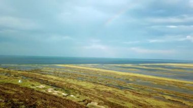 Denizin üzerindeki çift gökkuşağının havadan görünüşü, denizin ve adanın gökkuşağının havadan görünüşü, gökkuşağı ile Dzharylgach adasının havadan görünüşü, adadaki göllerin hava manzarası ve çift gökkuşağı.