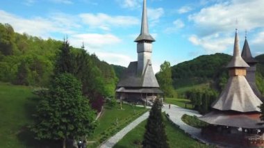 Sapanta-Peri Manastırı, Bucovina Romanya, Unesco Kilisesi dünya mirası sahası, sisli eski ahşap kilise manzarası, dini sembol, eski ahşap kilise ve bahçeler.