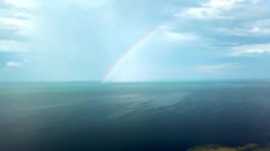 Gökkuşağının denizin üzerindeki hava manzarası, gökkuşağının denizin ve adanın üzerindeki hava manzarası, Dzharylgach adasının gökkuşağı manzarası, adanın göl manzarası ve gökkuşağı.