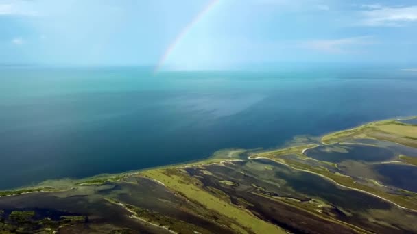 Luftaufnahme Des Regenbogens Über Dem Meer Luftaufnahme Des Regenbogens Über — Stockvideo