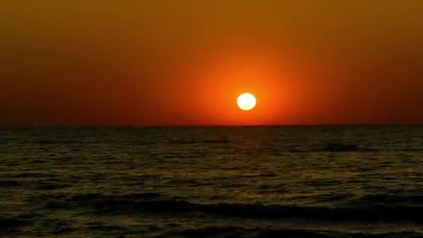 Soluppgång Över Havet Tid Förfaller Vacker Soluppgång Ocean Smidigt Havsvatten — Stockvideo