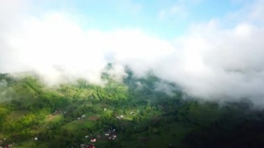 Dağlarda bulutlarda uçmak, dağlarda sabah bulutları, dağlarda sabah sisi, gün doğumunda gökyüzü ve bulutların üstünde hava manzarası, Karpatya 'da dağlarda görkemli bulutlar.