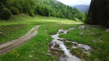 Dağ nehri üzerinden uçmak, dağlardaki dere manzarası, akarsu ve kayalar, dağ deresinin hava manzarası, nehir akıntısı...