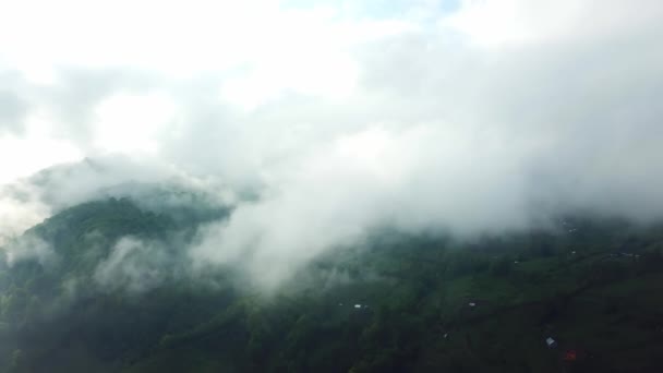 山の中の雲の中の飛行 山の中の朝の雲空中 山の中で朝の霧の空中ビュー 日の出の時間に雲と空の上の空中ビュー カルパチアの山の風景の中の雄大な雲 — ストック動画