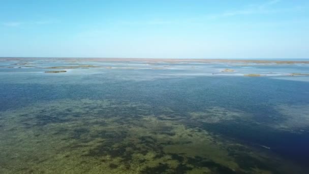 在黑海的小岛屿上空飞行 俯瞰浅海和许多岛屿 — 图库视频影像