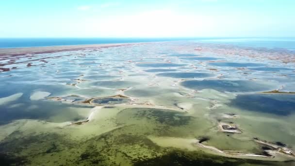 survol de petites îles sur la mer Noire, vue aérienne sur la mer peu profonde et de nombreuses îles 