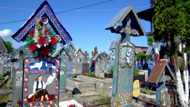 God Kyrkogård Maramures Rumänien Dekorerade Gravstenar Merry Cemetery Sapanta Maramures — Stockvideo