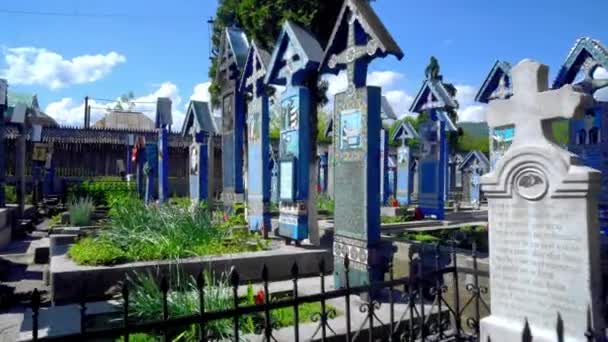 Wesoły Cmentarz Maramures Rumunia Ozdobione Nagrobki Wesołym Cmentarzu Sapanta Maramures — Wideo stockowe