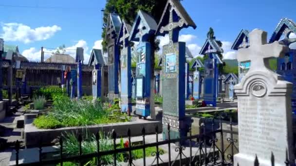 Fröhlicher Friedhof Maramures Rumänien Geschmückte Grabsteine Auf Dem Fröhlichen Friedhof — Stockvideo