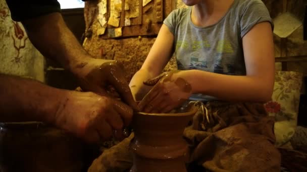 Chica Haciendo Olla Una Rueda Alfarero Potters Rueda Manos Forma — Vídeo de stock