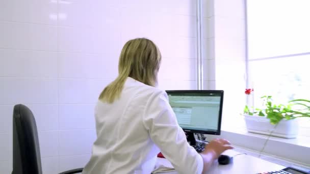 Γυναίκα Εργάζεται Στον Υπολογιστή Στο Εργαστήριο Επιστήμονας Και Βιοχημικό Πείραμα — Αρχείο Βίντεο
