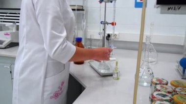 Laboratuvar ölçümleri kapanıyor, laboratuvar araştırmaları için ekipman, modern laboratuvar ekipmanları, laboratuvar ekipmanlarıyla çalışan bilim adamları.