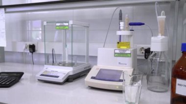 Tıp laboratuarındaki laboratuvar masası, tıbbi laboratuvar ekipmanları, laboratuvar araştırmaları için ekipman, modern laboratuvar ekipmanları.