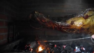 Kuzu eti bir tükürükte kızarır, Koyun tükürüğünde kızarır, bütün kuzuyu tükürükte kızartır.,