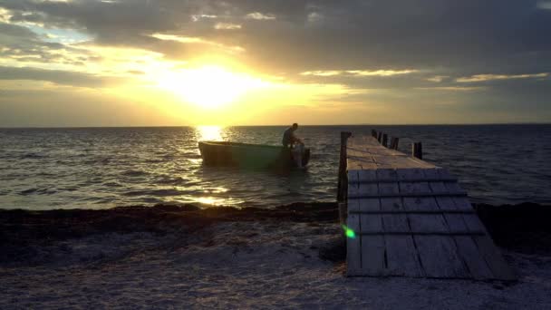 Man Legt Een Boot Aan Bij Zonsondergang Silhouet Van Mens — Stockvideo